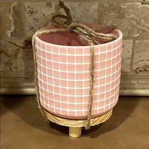 Pink & white Grid Pattern ceramic Planter with Stand; New, no chips or cracks